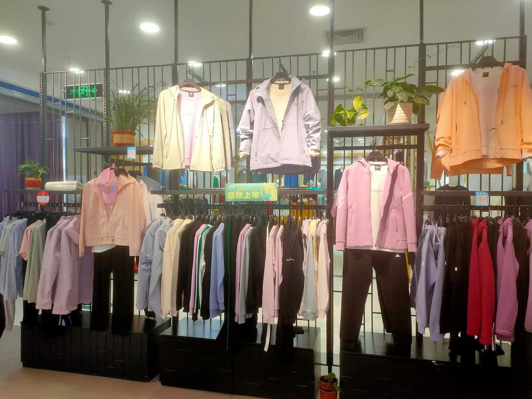 JEEP新夏短T，清爽有型，五堰商场五楼等你来挑！